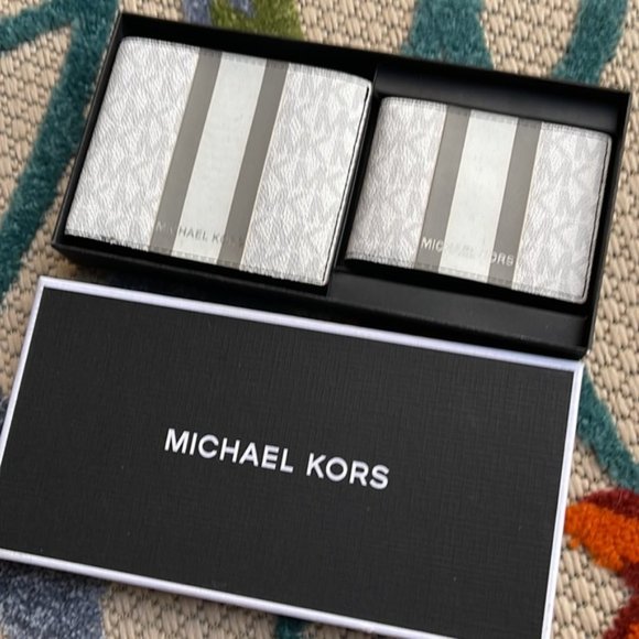 Michael Kors Boxed Signature 3 in 1 Bifold Wallet In White / Pearl Grey - Picture 11 of 15